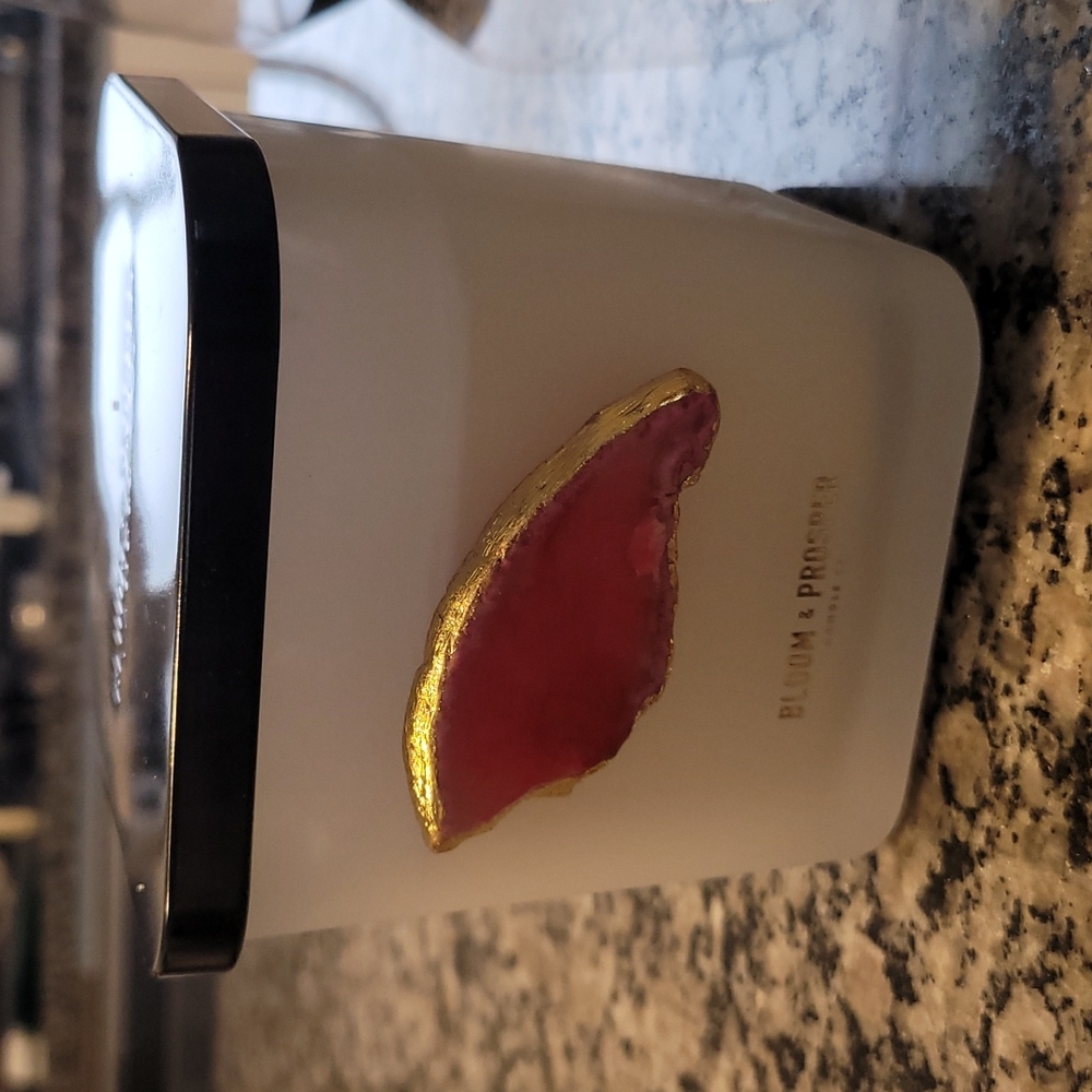 Bloom &  Prosper SUGARED BERRIES & TOPAZ scented candle w/lid. 12.3 oz.